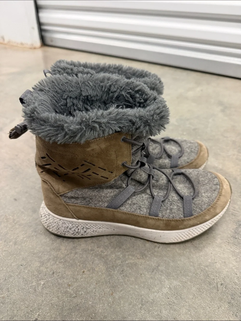 Sperry Women's Grey Faux Fur Cuff Winter Boots